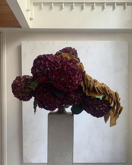 Blossoming Elegance: The Harmony Between Hair Clips and Lisa Cooper's Flower Art