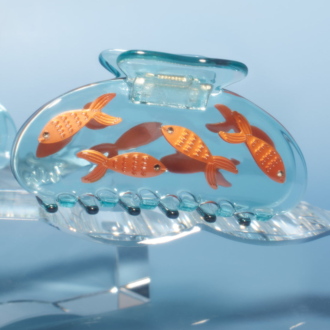 goldfish presenting hair claw clips durable, lightweight, and perfect for thick hair . Ideal for effortless everyday hairstyles.