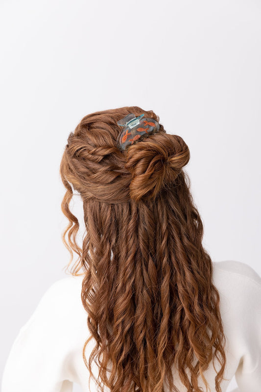 curly long hair woman with hair claw clips durable, lightweight, and perfect for securing all hair types. Ideal for effortless everyday hairstyles.