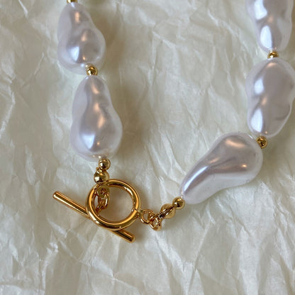 BAROQUE HOLOGRAPHIC PEARL WILMA PEARL NECKLACE featuring a clean chic design and modern white color ,perfect for dailylife/party/office/casual occasion. Styled against a white background.