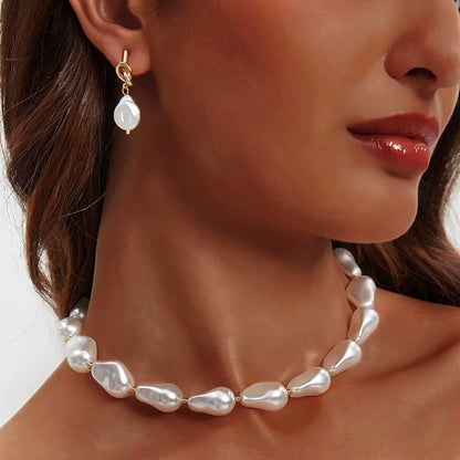 BAROQUE HOLOGRAPHIC PEARL WILMA PEARL NECKLACE featuring a clean chic design and modern white color ,perfect for dailylife/party/office occasion. Displayed in a elegant lifestyle setting with a model wearing red lipstick.