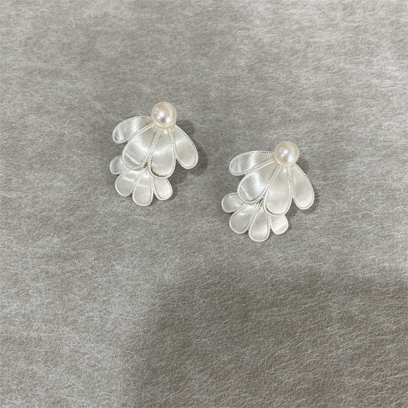 CHLOE SOFT PEARL FLOWER PETAL EARRINGS