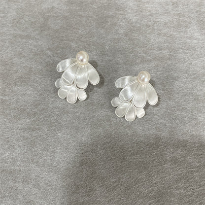 SOFT PEARL FLOWER PETAL EARRINGS featuring a clean chic  flower petal with silver design and modern white pearl  ,perfect for dailylife/party/office/casual occasion.  Styled against a grey background.