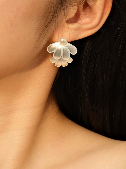 SOFT PEARL FLOWER PETAL EARRINGS featuring a clean chic  flower petal with silver design and modern white pearl  ,perfect for dailylife/party/office/casual occasion. Displayed in a lifestyle setting with a elegant model wearing a white beaded necklace.